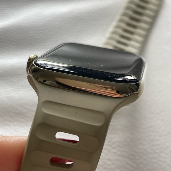 Apple Watch Series 6 GPS + Cellular, 44mm Gold Stainless Steel Case - no band - Picture 12 of 14